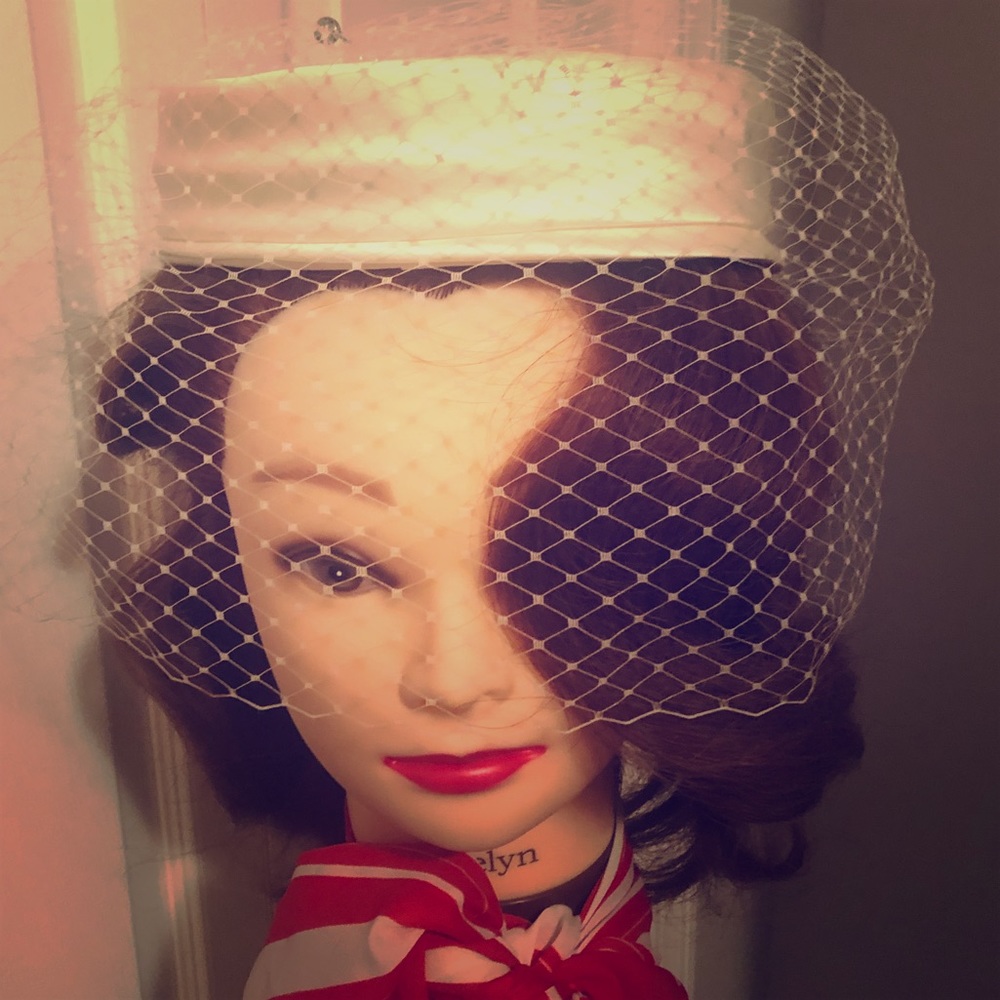 Woman’s White birdcage hat with veil